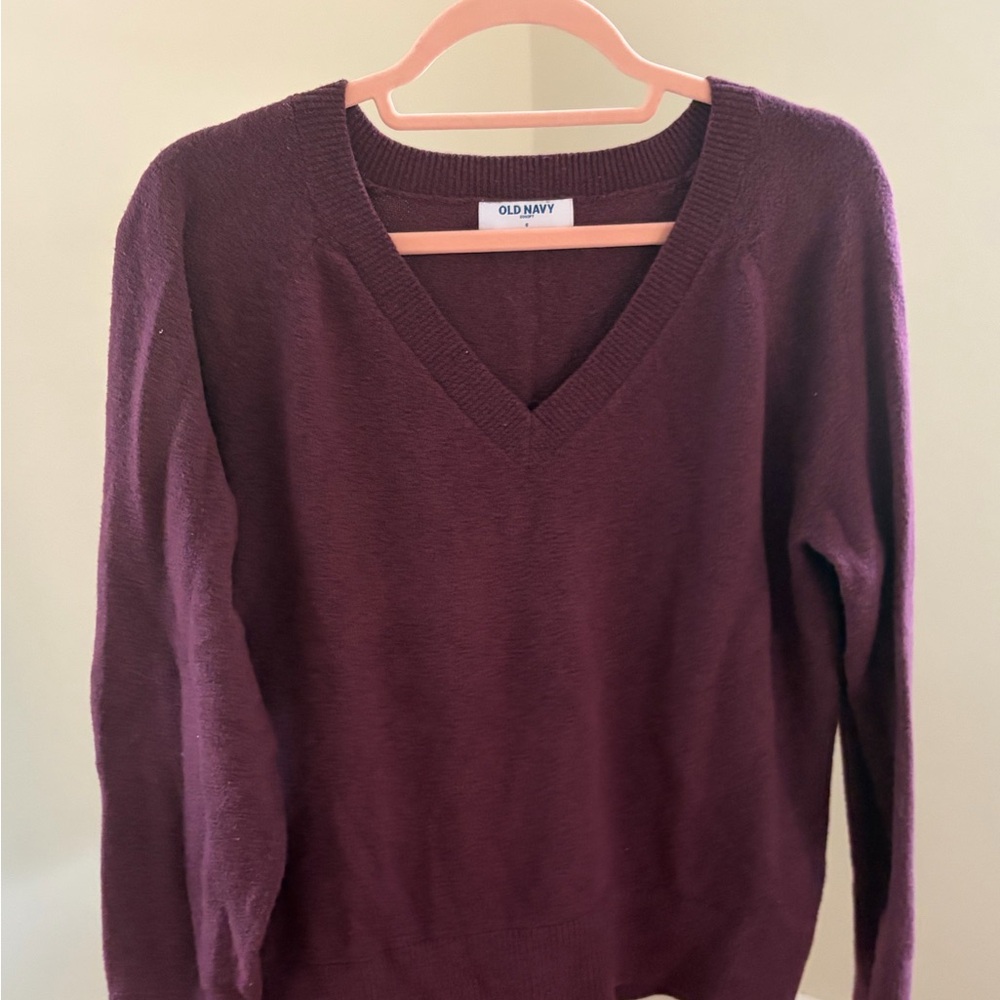 Old Navy Women's V-Neck Sweater in Trendy Burgundy